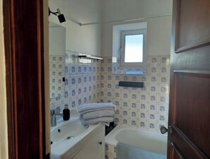 Secador de pelo, toallas, jabón, papel higiénico