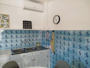 Refrigerador, parrilla de estufa, cafetera y tetera y tetera eléctrica 