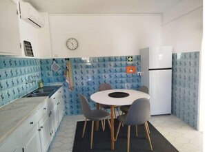 Geladeira, cooktop, cafeteira/chaleira, chaleira elétrica