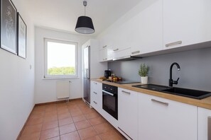 Full-sized fridge, oven, stovetop, dishwasher