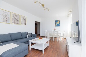 3 bedrooms, desk, laptop workspace, blackout drapes - ShortStayPoland Tomcia Palucha B118 (Warsaw)