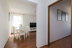 3 bedrooms, desk, laptop workspace, blackout curtains - ShortStayPoland Tomcia Palucha B118 (Warsaw)