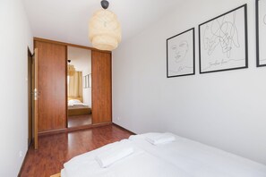 3 bedrooms, desk, laptop workspace, blackout curtains