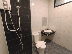 Townhome för familj | Badrum | Dusch, gratis toalettartiklar, tofflor och handdukar