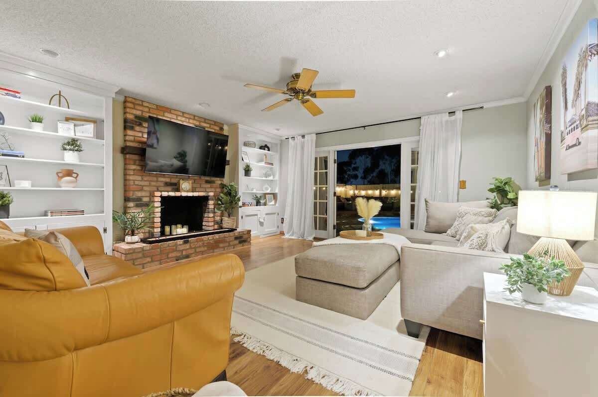 TV, caminetto, studio