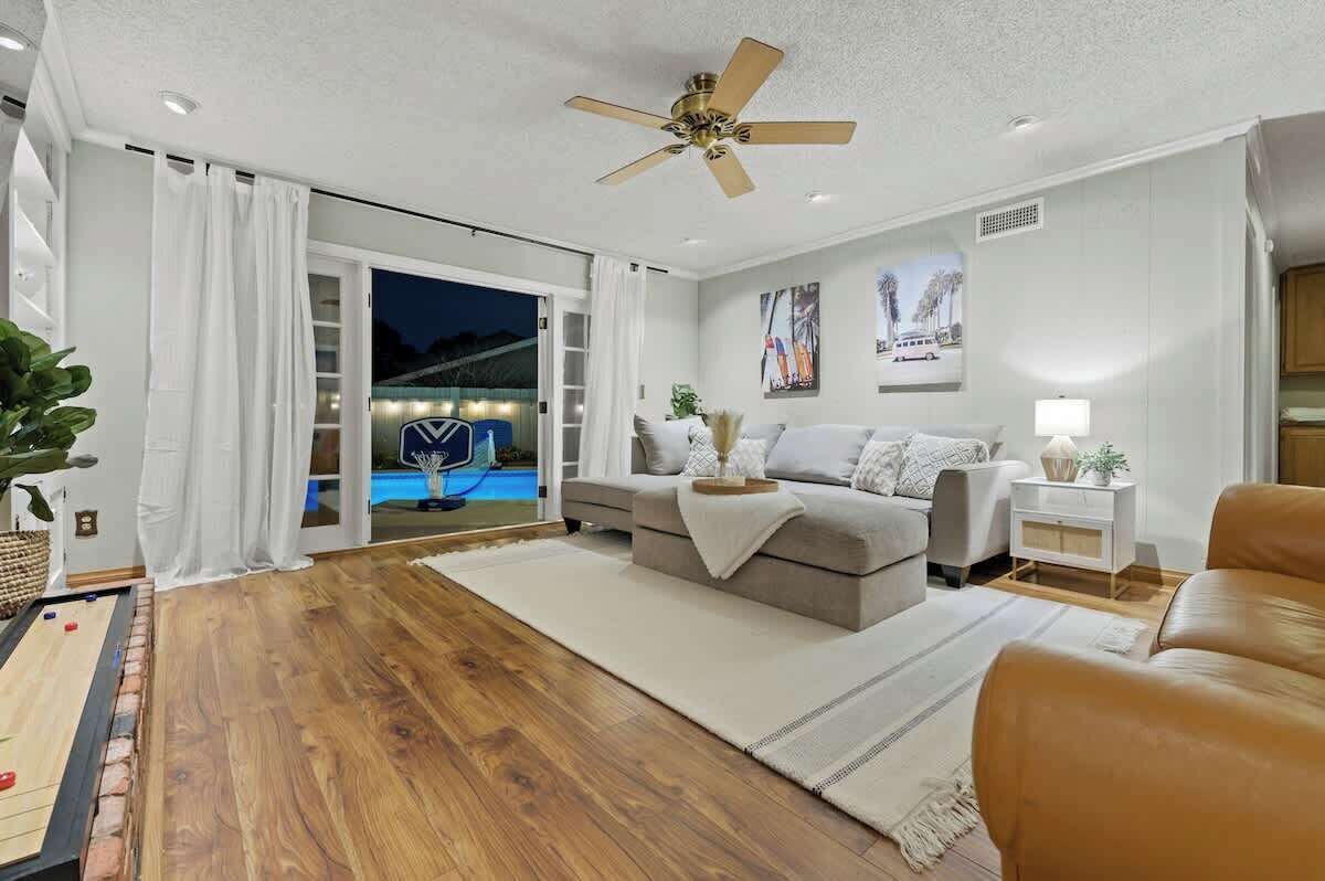 TV, fireplace, offices