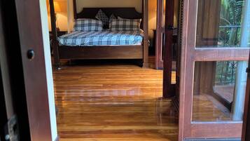 3 bedrooms, iron/ironing board, bed sheets