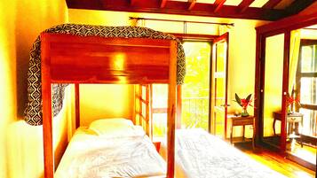 3 habitaciones, tabla de planchar con plancha y ropa de cama