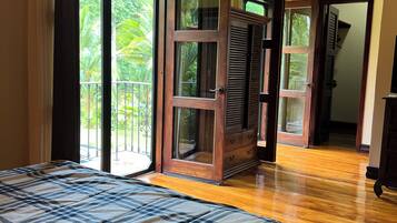 3 bedrooms, iron/ironing board, bed sheets