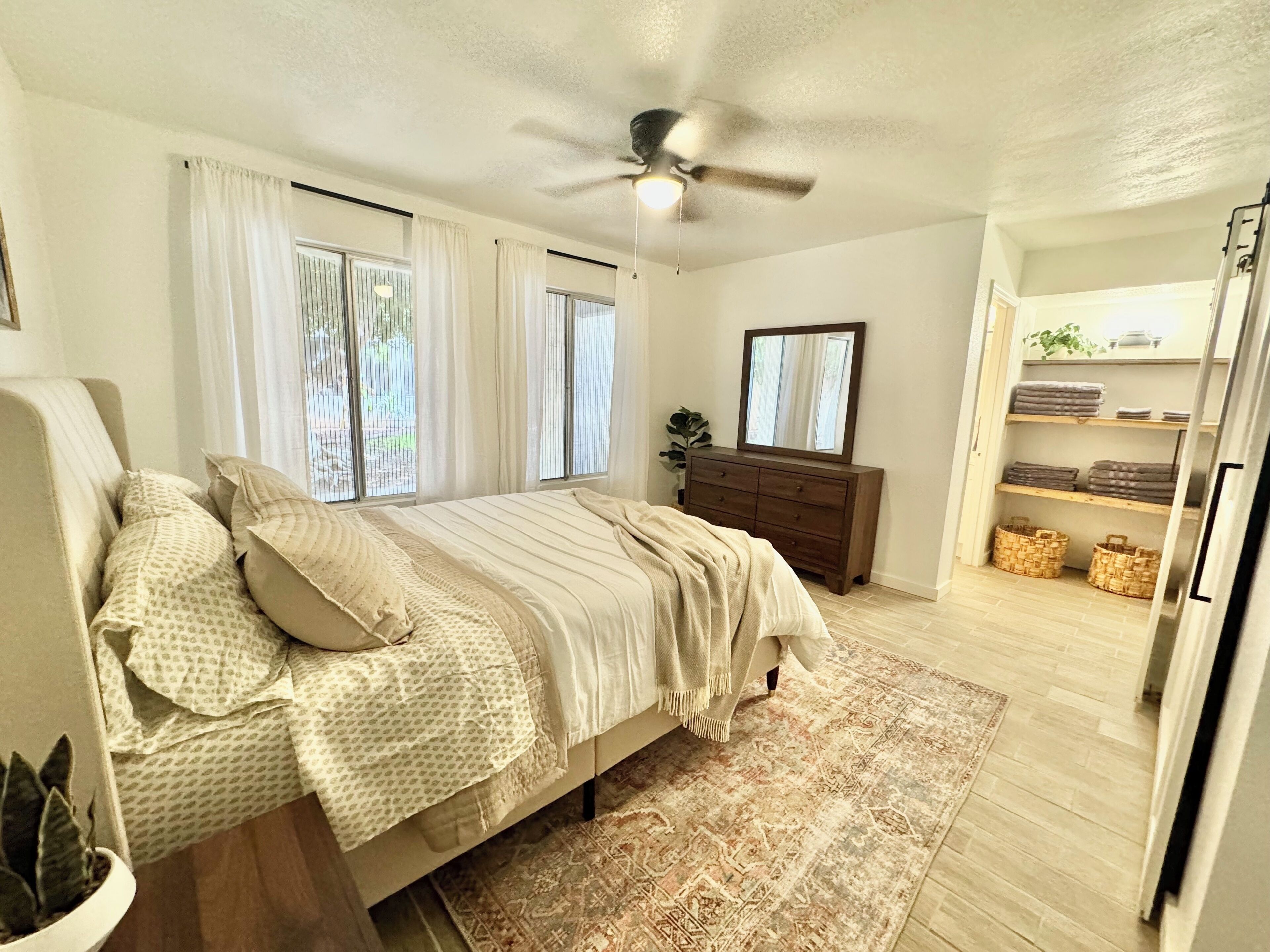 3 chambres, fer et planche à repasser, Wi-Fi, draps fournis