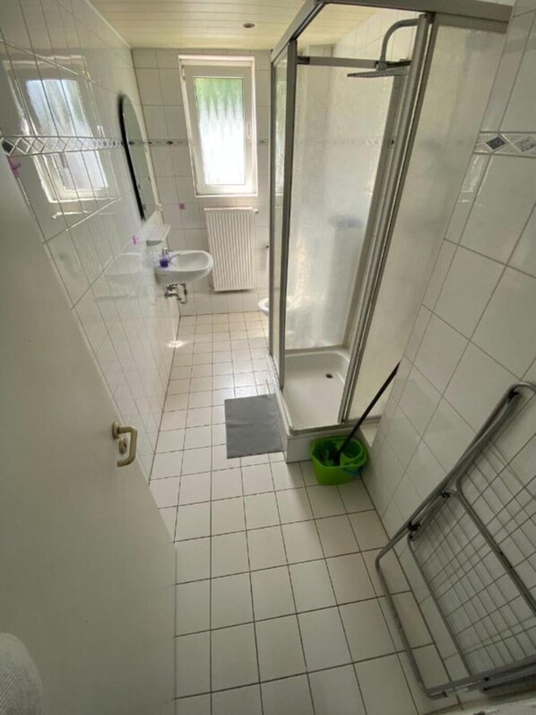 Serviettes fournies, savon, papier toilette