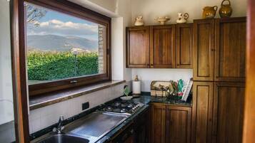 Frigorifero, forno, piano cottura, lavastoviglie