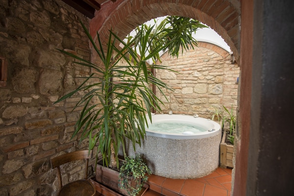 Indoor spa tub