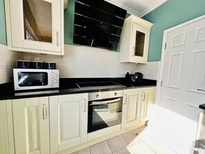 Geladeira, micro-ondas, fogão, lava-louças