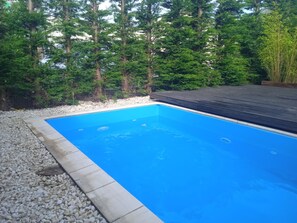 حمّام سباحة خارجي، حمّام سباحة مُدفَّأ