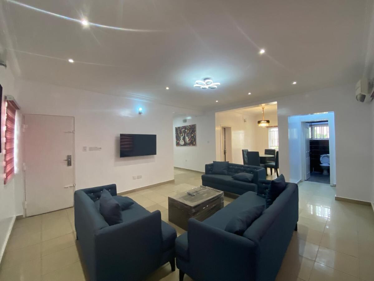 Habitación de lujo, balcón, vista a la ciudad | Escritorio, espacio para trabajar con laptop y wifi gratis 