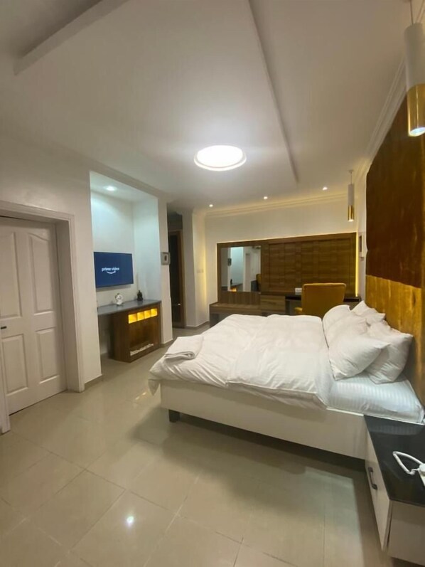 Luxury Room, Balcony, City View | Desk, laptop workspace, free WiFi - Timeless Apartments (Lagos)