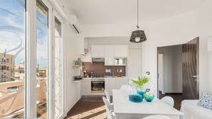 Un appartement moderne comprenant une cuisine, un coin repas et un salon.