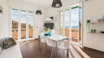 Appartement Deluxe, 3 chambres, balcon, vue mer | Coin séjour