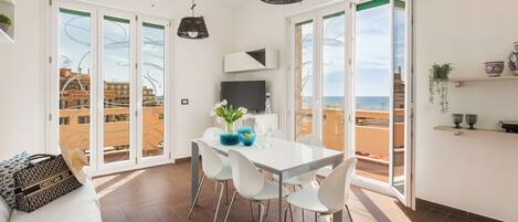 Appartement Deluxe, 3 chambres, balcon, vue mer | Coin séjour | Télévision à écran plat, lecteur de DVD