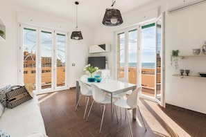 Departamento Deluxe, 3 habitaciones, balcón, vista al mar | Área de sala de estar | Televisión de pantalla plana y reproductor de DVD 