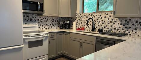 Een koelkast, een magnetron, een oven, een kookplaat