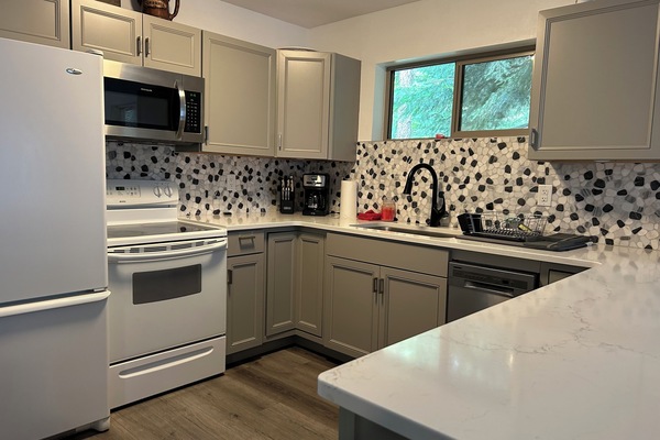 Jääkaappi, mikroaaltouuni, uuni, liesi