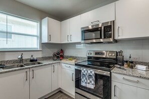 Cookware/dishes/utensils - Luxury Home Near AT&T stadium, TX  Live! Six Flags, Globe Life (Grand Prairie)