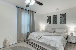 4 bedrooms, iron/ironing board, WiFi, bed sheets - Luxury Home Near AT&T stadium, TX  Live! Six Flags, Globe Life (Grand Prairie)