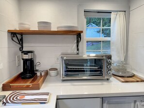 Microondas, cafetera y tetera, tostadora y utensilios de cocina 