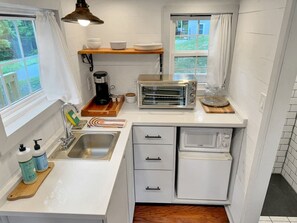 Microwave, coffee/tea maker, toaster, cookware/dishes/utensils - The Acorn - Cozy Retreat in the Heart of Summersville (Summersville)