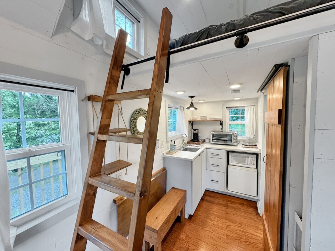 Mikroaaltouuni, kahvin-/teenkeitin, leivänpaahdin