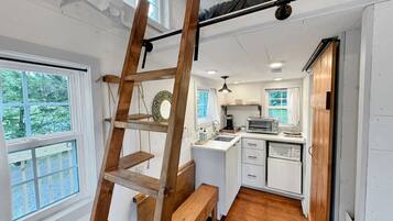 Mikroaaltouuni, kahvin-/teenkeitin, leivänpaahdin