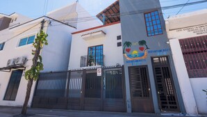Un bâtiment portant une enseigne indiquant qu’il s’agit d’un « Centre alternatif et de thérapie pour les maladies liées à l’alcoolisme » et d’un « établissement spécialisé dans l’alcoolisme ».