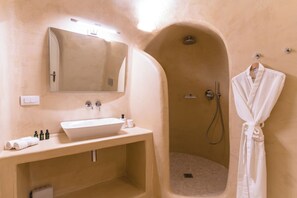 Shower, hair dryer, towels, soap - Santorini Wine Villa downtown Fira. 5min from center +Jacuzzi + rare wines (Fira Santorini)