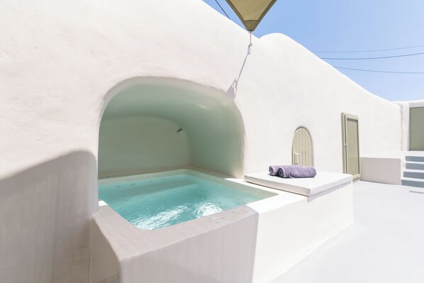 Outdoor spa tub - Santorini Wine Villa downtown Fira. 5min from center +Jacuzzi + rare wines (Fira Santorini)
