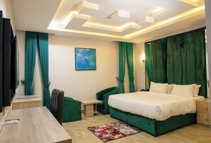 Desk, laptop workspace, free WiFi - EdisPremier Hotel & Suites (Port Harcourt)