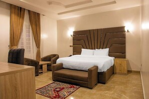 Desk, laptop workspace, free WiFi - EdisPremier Hotel & Suites (Port Harcourt)