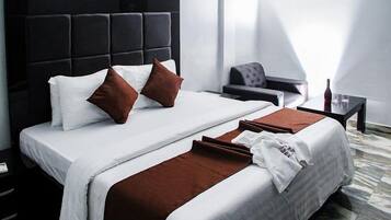 Escritorio, espacio para trabajar con laptop y wifi gratis