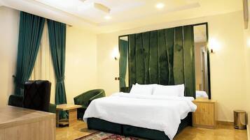 Escritorio, espacio para trabajar con laptop y wifi gratis