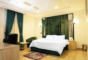 Desk, laptop workspace, free WiFi - EdisPremier Hotel & Suites (Port Harcourt)