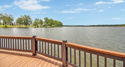 Upgraded 2BR, King Bed, Plenty of Amenities