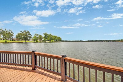 Upgraded 2BR, King Bed, Plenty of Amenities