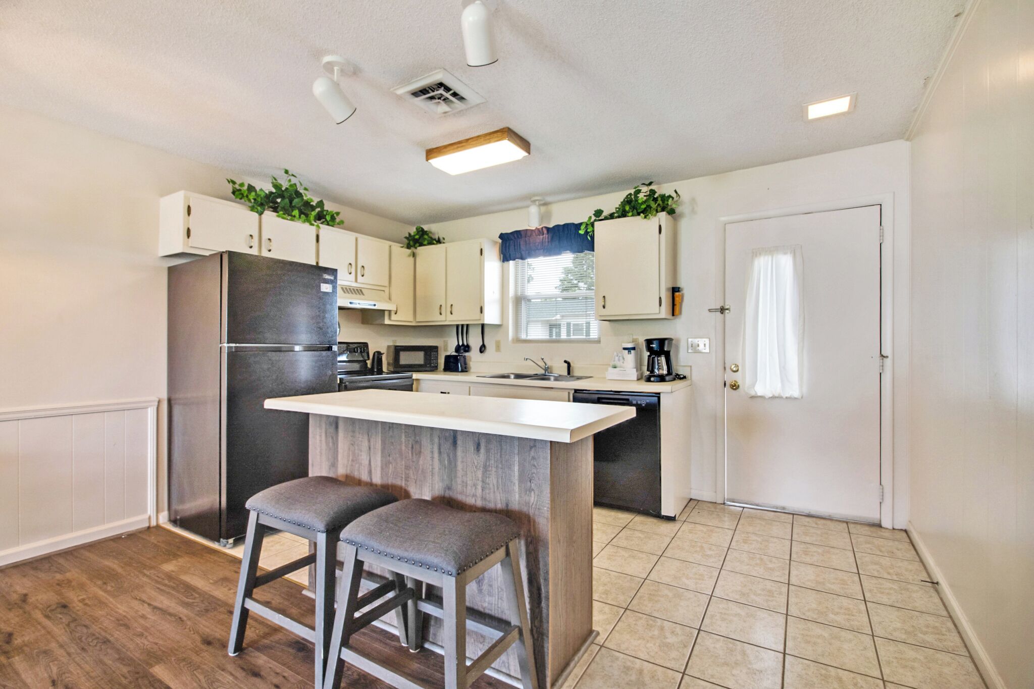 冰箱、微波炉、烤箱、炉灶