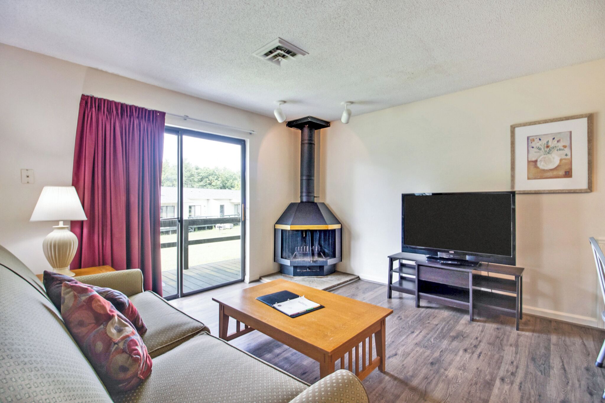 Télévision, cheminée, table de tennis de table