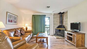 Televisión, chimenea y tenis de mesa