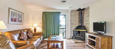 Télévision, cheminée, table de tennis de table