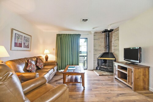 2BR Lake Tansi Escape – Golf, Pool, Sauna & More!