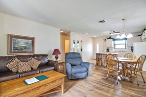 Una televisión, una chimenea, una mesa de tenis de mesa