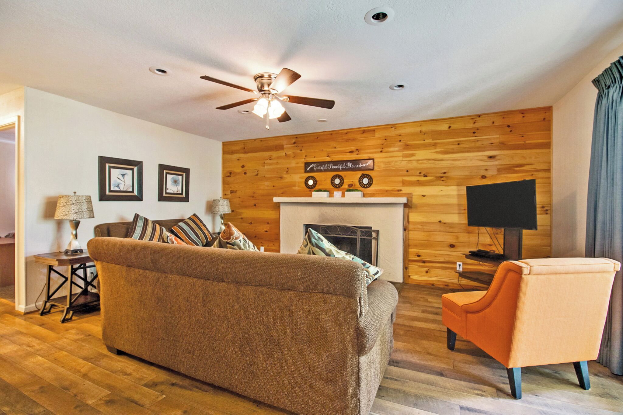 Televisie, een open haard en een tafeltennistafel